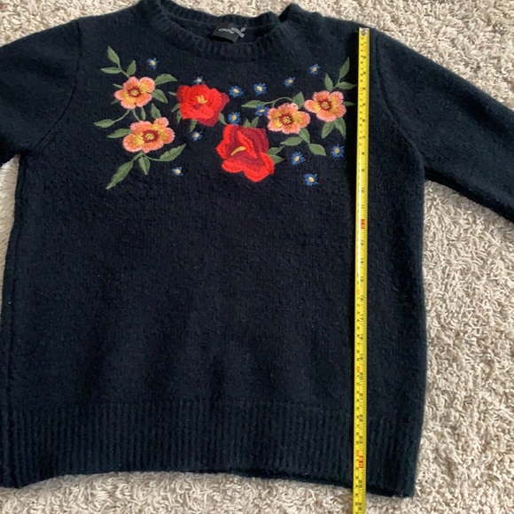 Large Wool blend sweater. Beautiful detail work - Picture 4 of 13